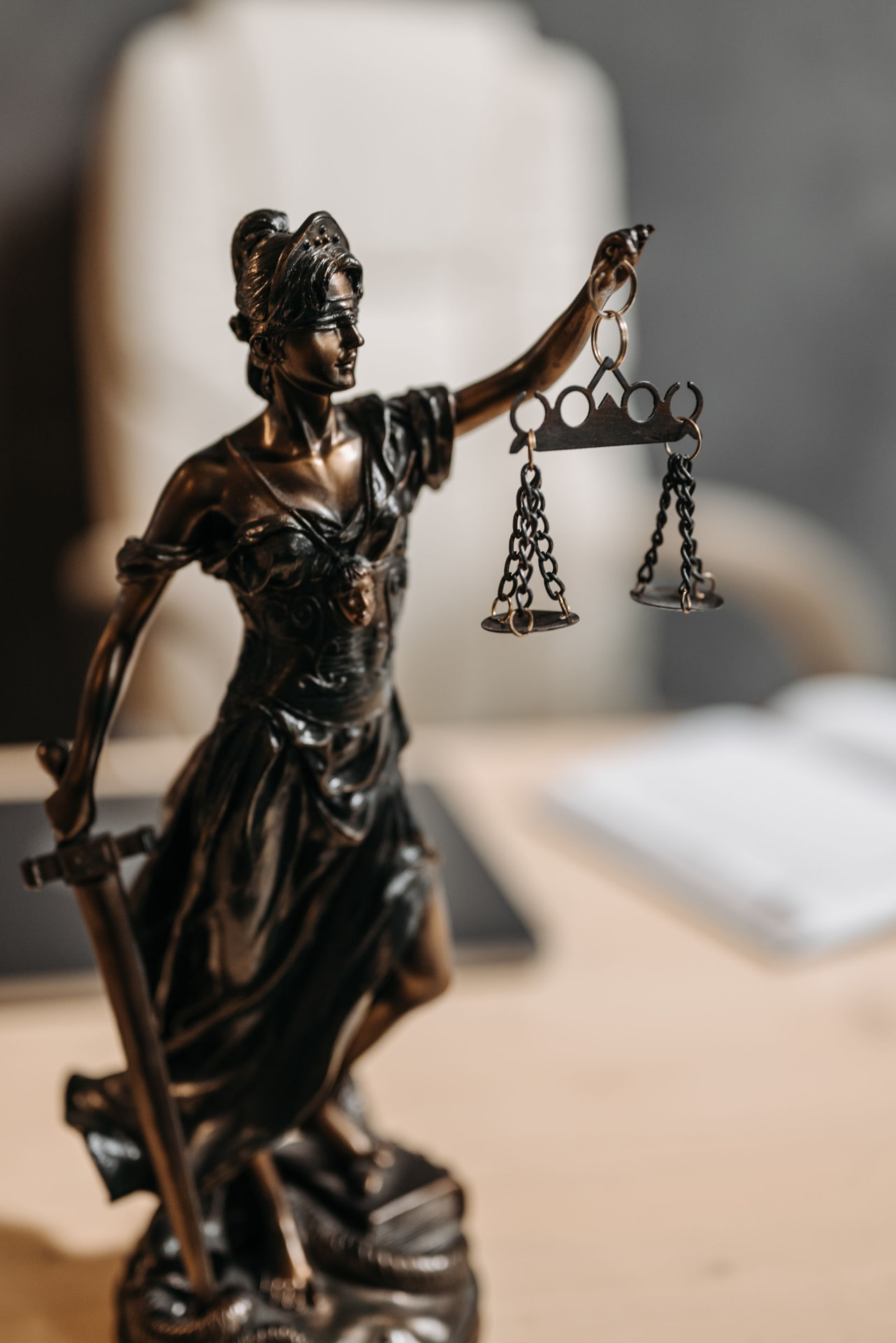 Estátua da Justiça segurando uma balança